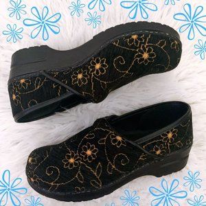 NWOT Sanita Black Velvet Embroidered Floral Clogs